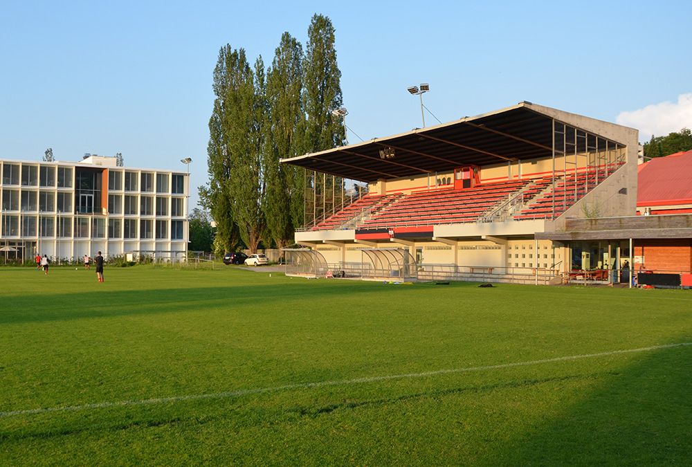 Tribüne in der Abendsonne